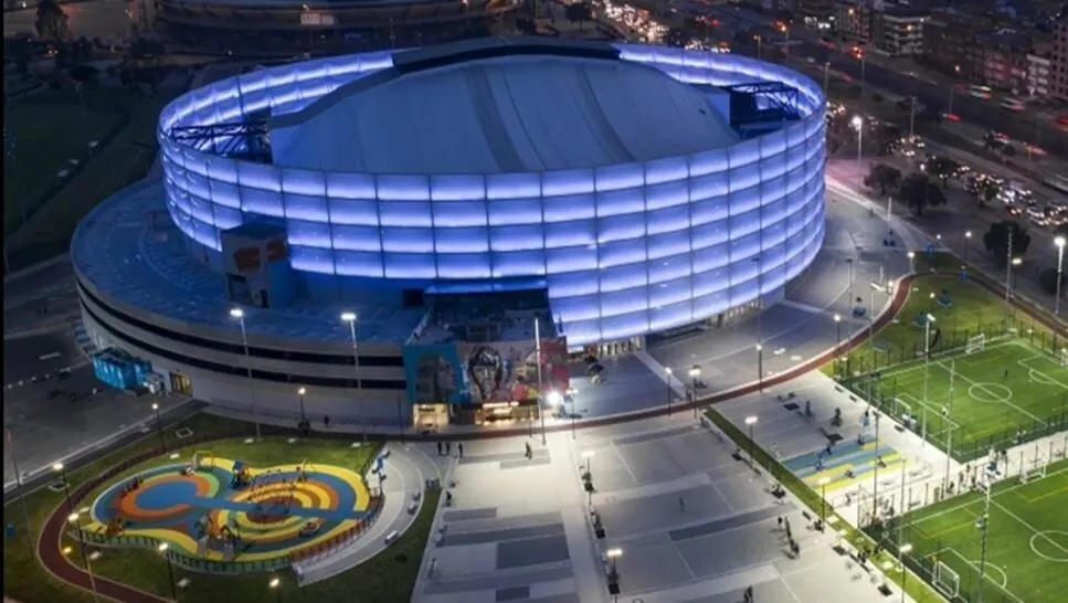 Movistar Arena, Bogotá, iluminada de noche